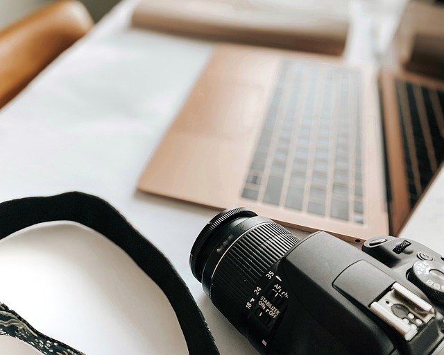 Laptop Camera Desk Blogging Blog  - bossytutu / Pixabay