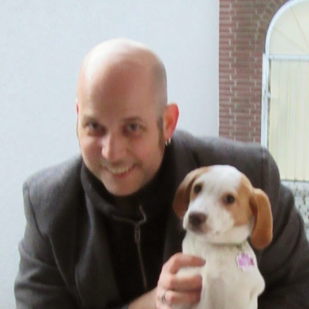 Stefan Jäkel hält seinen Hund Mailo im Arm.