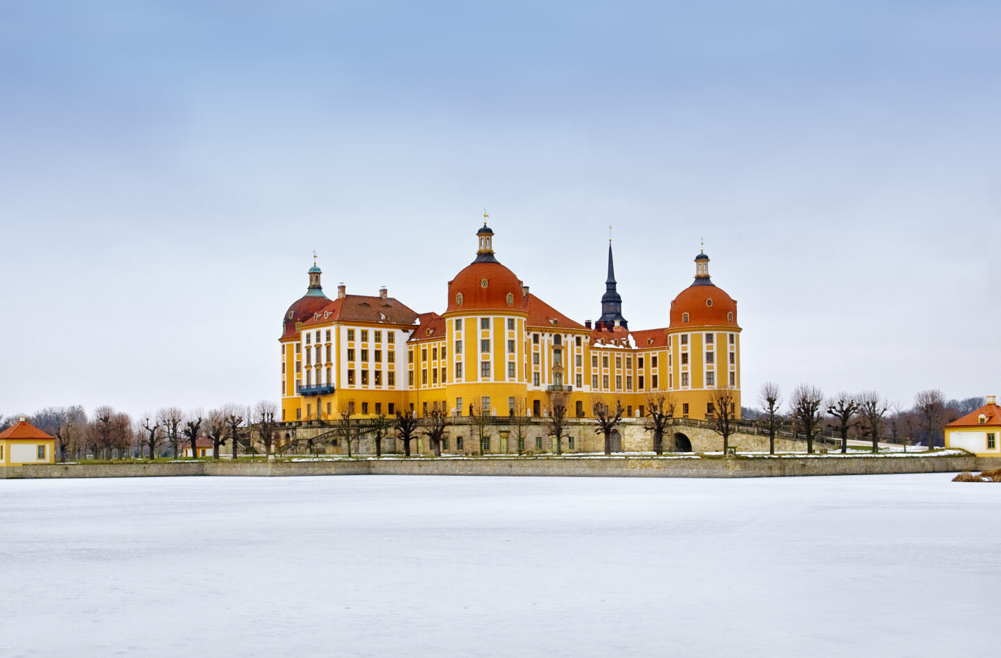 Schloss Moritzburg im Winter, bekannter Drehort von Drei Haselnüsse für Aschenbrödel