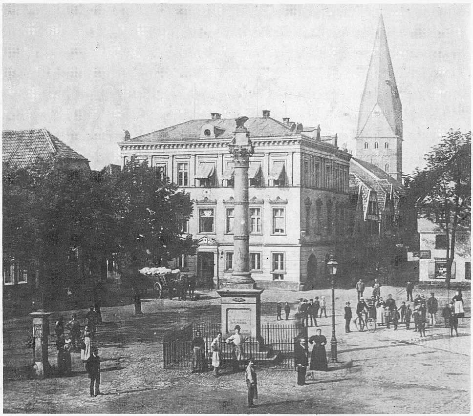 Historische Aufnahme des Kamener Marktes mit Rathaus und Pauluskirche im Jahr 1885