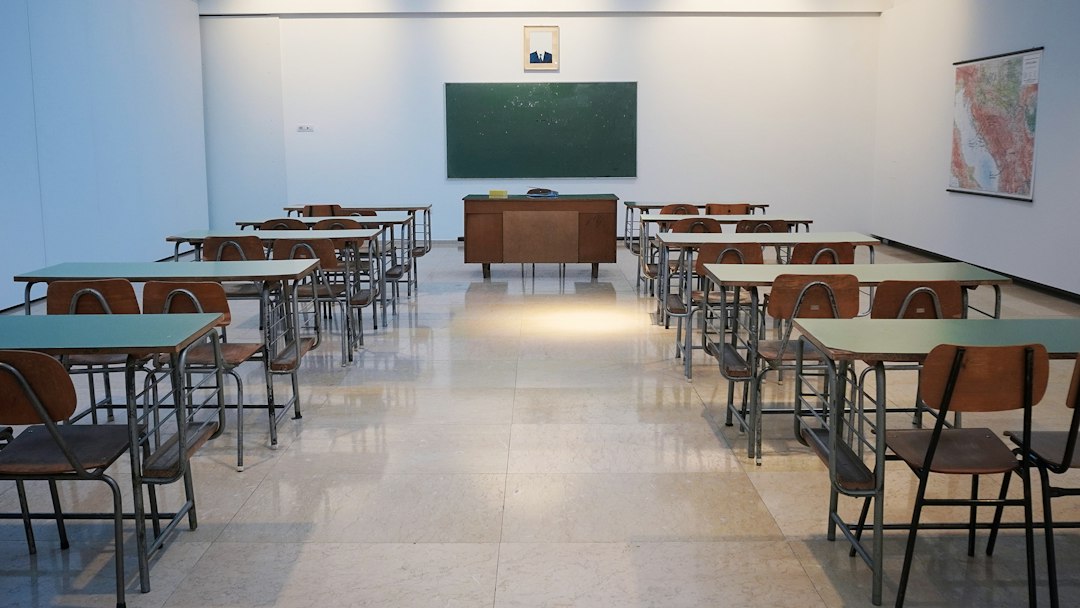 Leerer Klassenraum als Symbolbild für das Kamener Schulgespräch