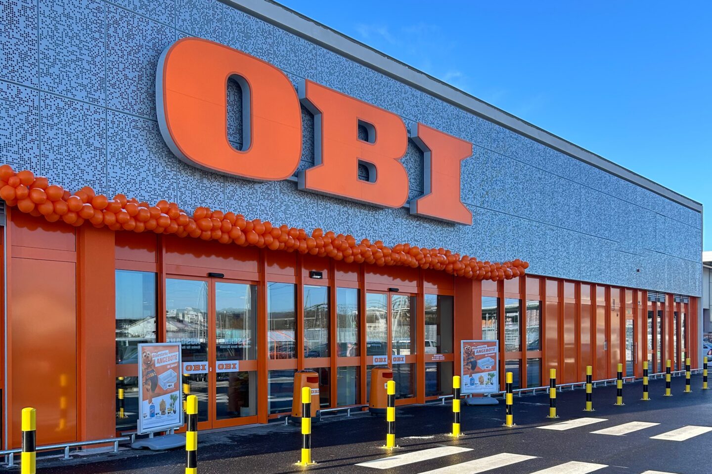Außenansicht eines OBI-Marktes mit orangefarbenem OBI-Logo