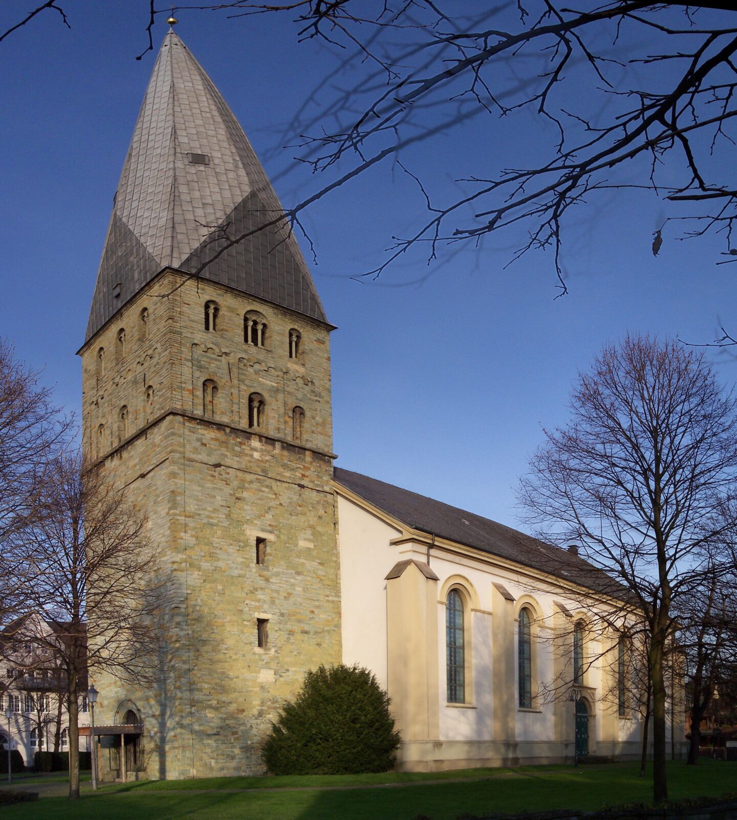 Pauluskirche in Kamen mit dem schiefen Turm