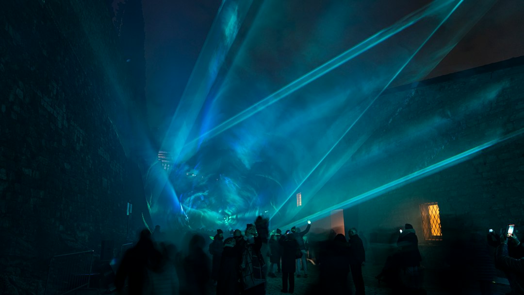 Lichtinstallation bei Nacht als Symbolbild für das Stadtleuchten in Kamen