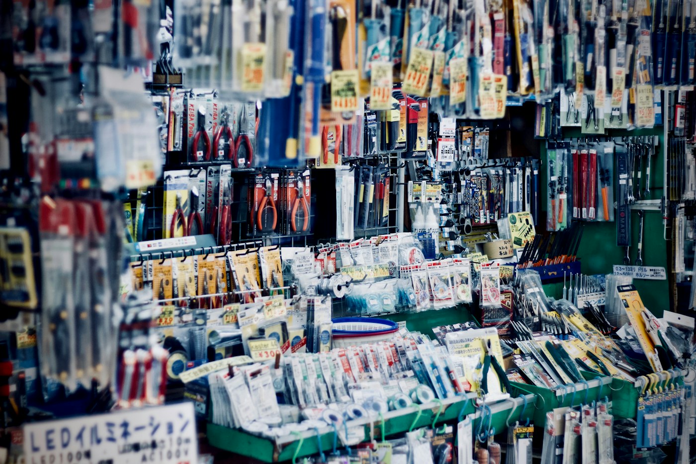 Regale mit Werkzeugen und Heimwerkerartikeln in einem Baumarkt