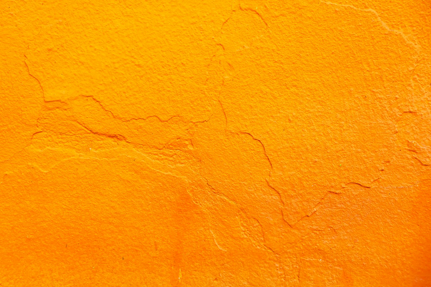 Orangefarbene Wandfläche mit Schatten als Symbol für Farbe als Gestaltungsmittel