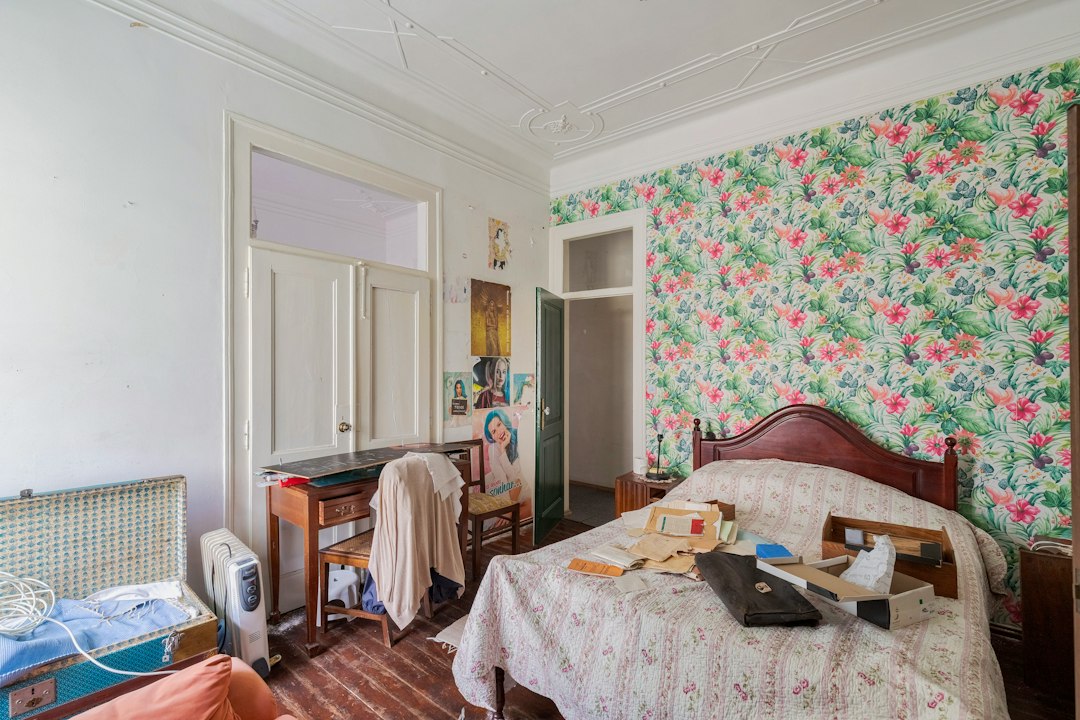 Schlafzimmer mit gemusterter Vliestapete
