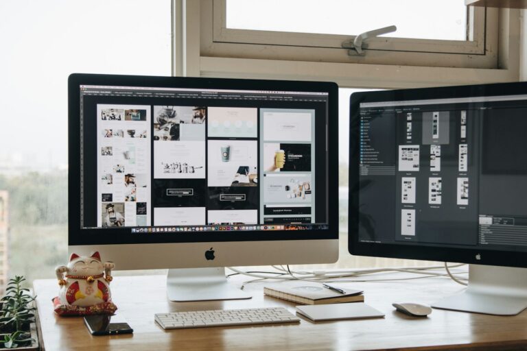 Arbeitsplatz mit zwei Monitoren für Webentwicklung