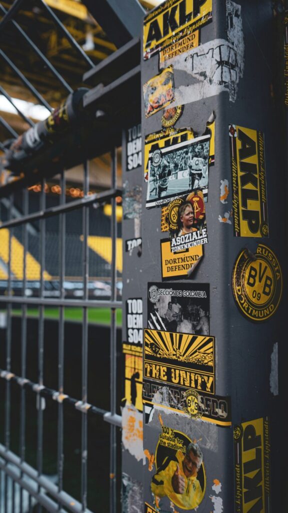 Schwarzgelbe BVB-Fansticker in Dortmund – Symbolfoto für die Verbundenheit der Fans