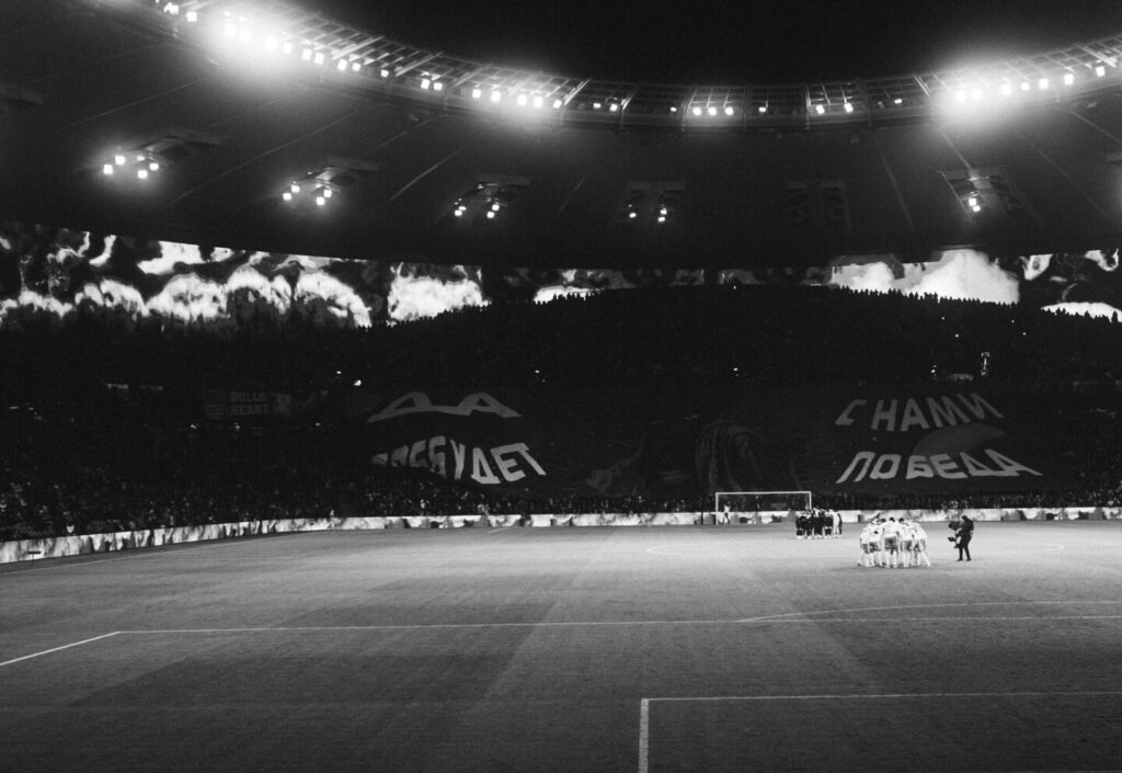 Fußballstadion unter Flutlicht als Symbolbild zur persönlichen Analyse des Spiels Griechenland gegen Deutschland