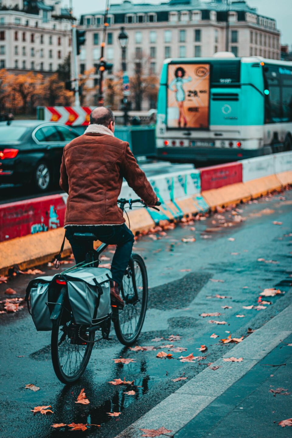 Radfahrer auf herbstlicher Straße – Symbolbild