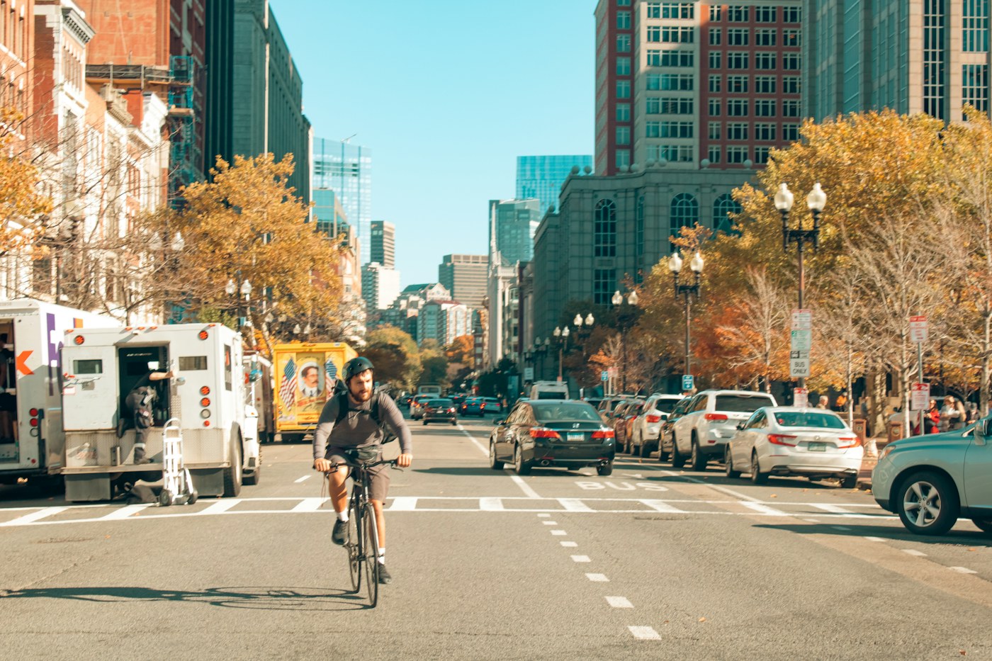 Radfahrer auf einer Straße im Herbst – Symbolbild