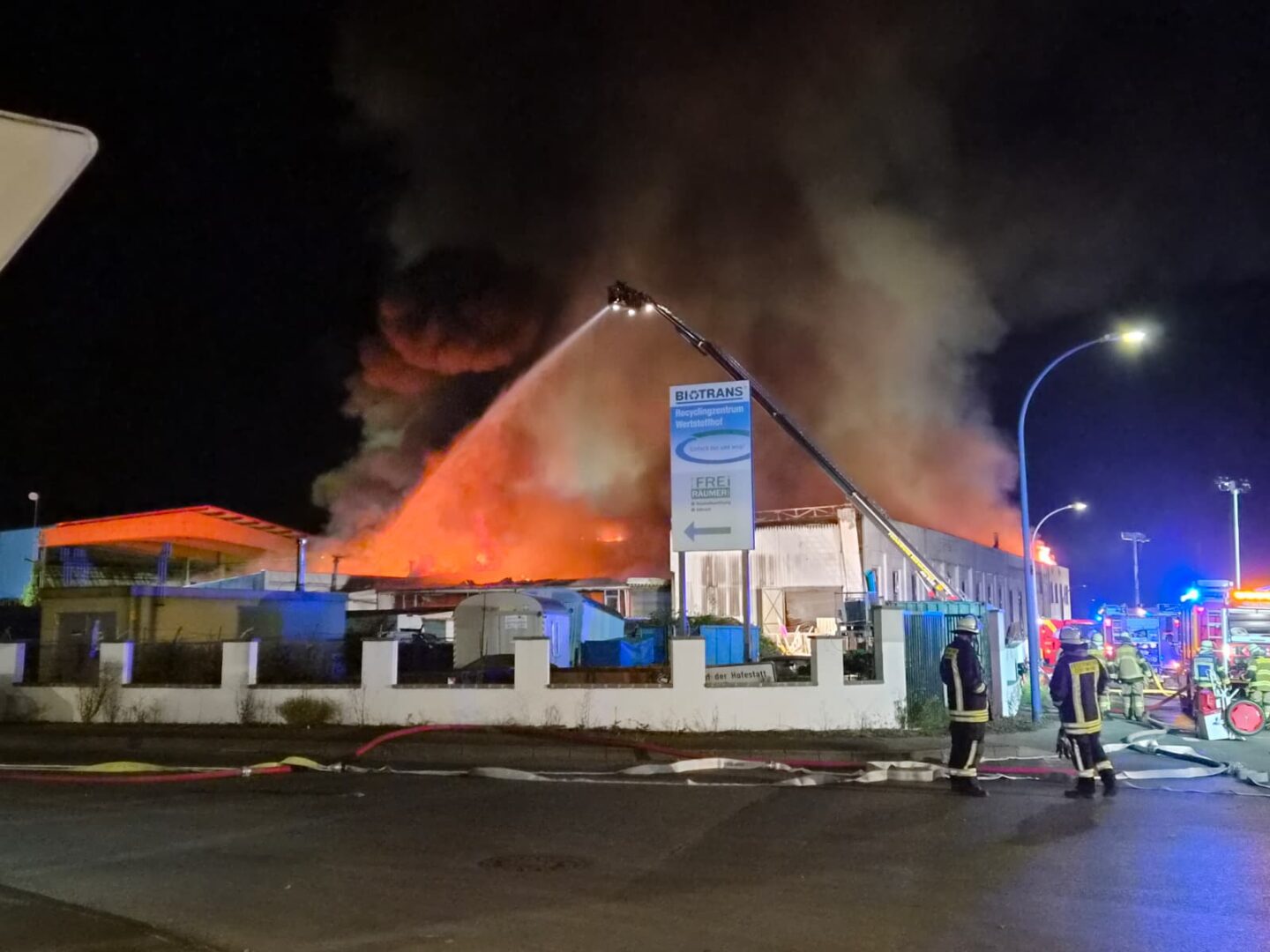 Großbrand in Schwerte gelöscht: Auch Feuerwehr Kamen war zwölf Stunden im Einsatz