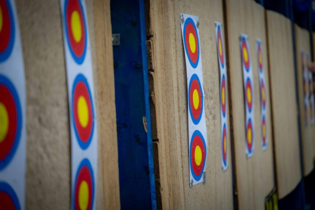 Mehrere Bogensport-Zielscheiben an einer Wand, Symbolbild für Präzisionssport und nicht den Blasrohr-Wettkampf