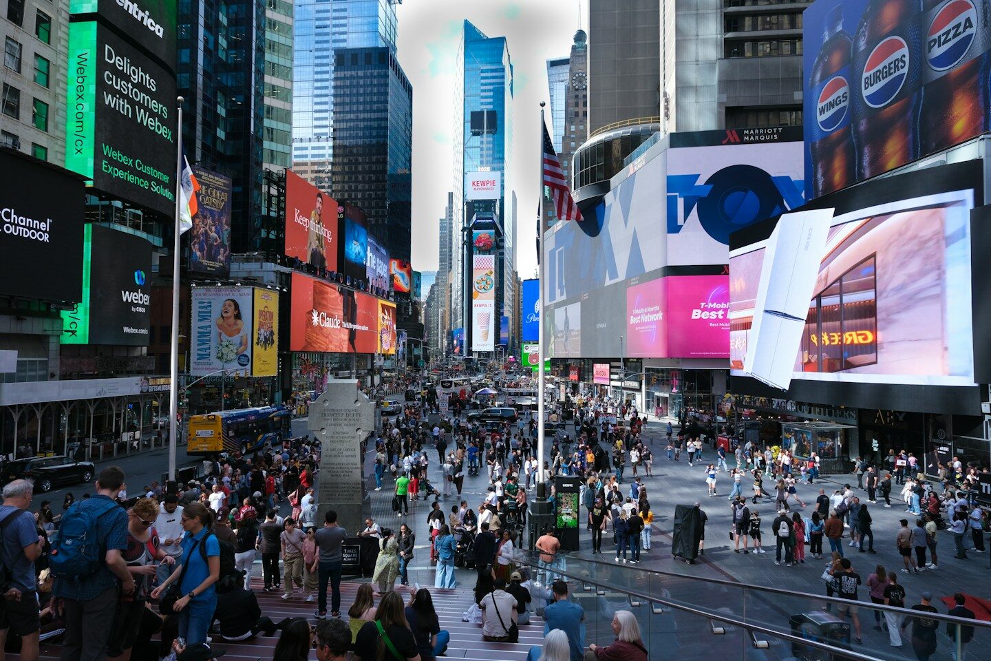 Leuchtreklamen und große digitale Werbeflächen am Times Square in New York – Symbolbild zum Film Idiocracy