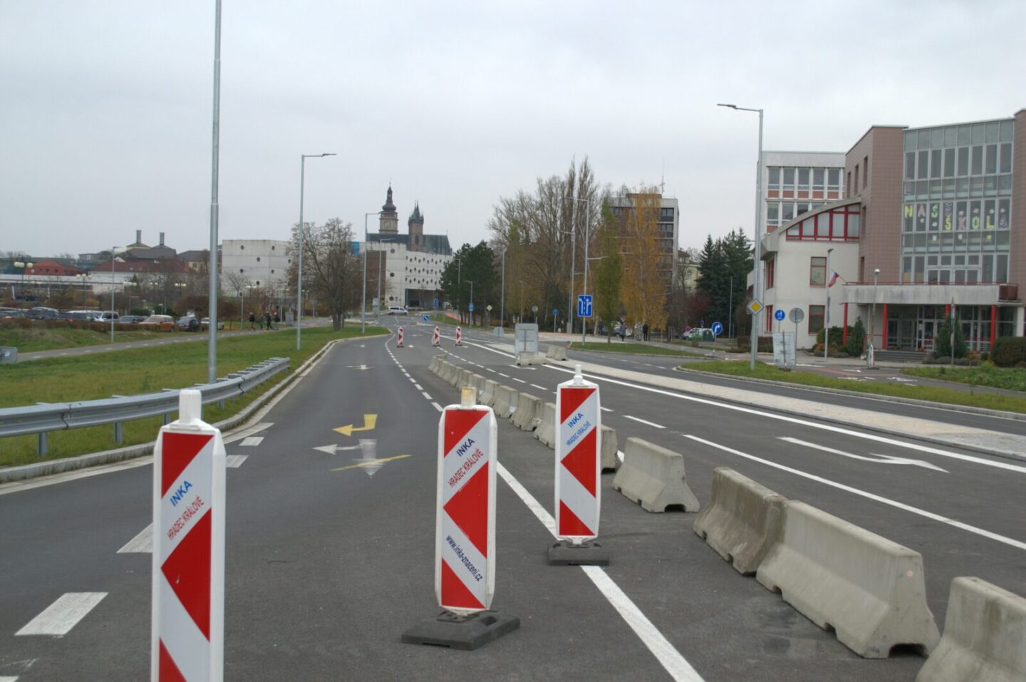 Absperrungen und Warnkegel an einer Straßenbaustelle als Symbolbild für die Arbeiten in der Edisonstraße
