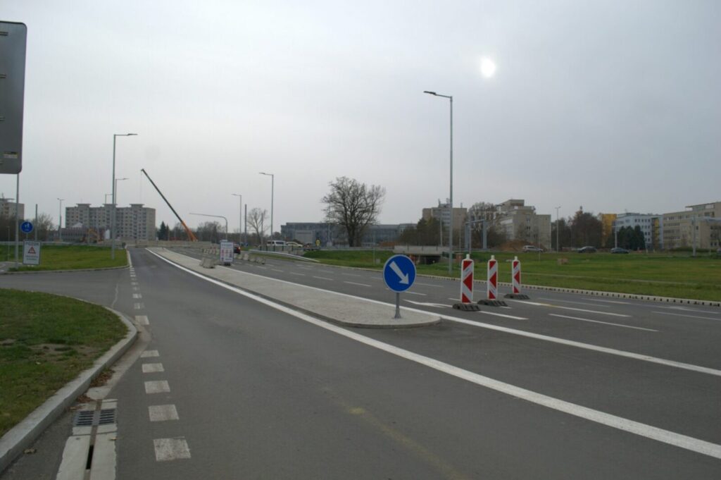 Warnkegel und Baustellenschilder an einer gesicherten Straßenbaustelle