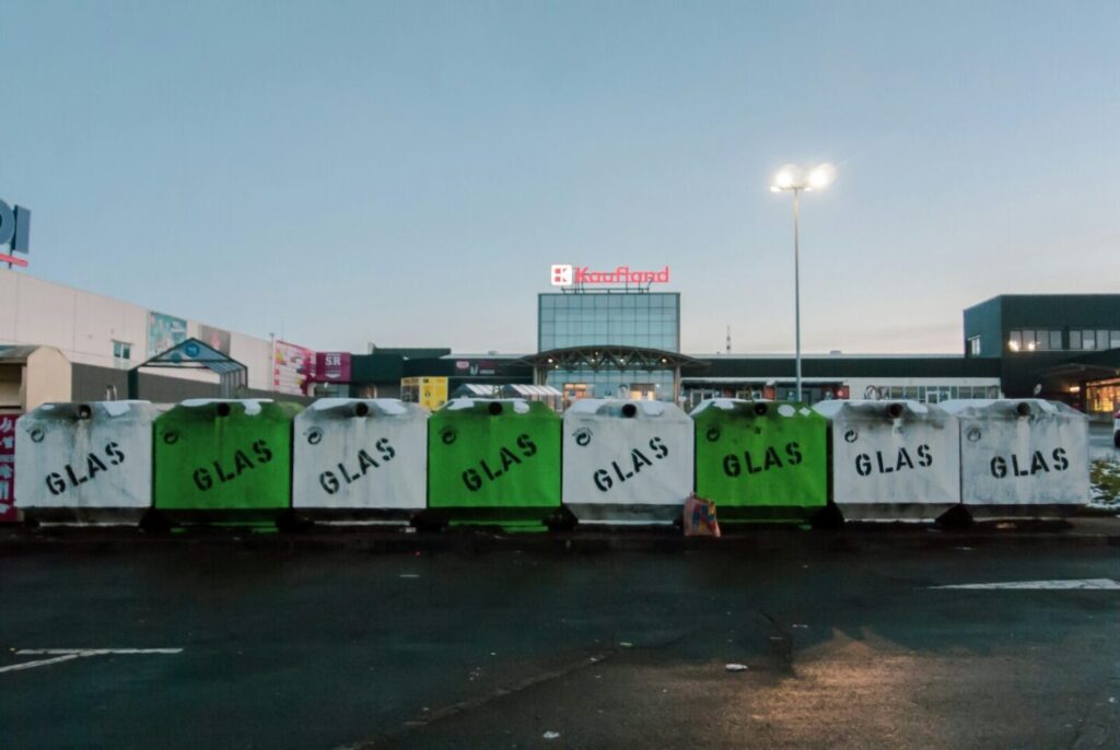 Altglas-Sammelcontainer an einer Straße als Beispiel für richtige Entsorgung