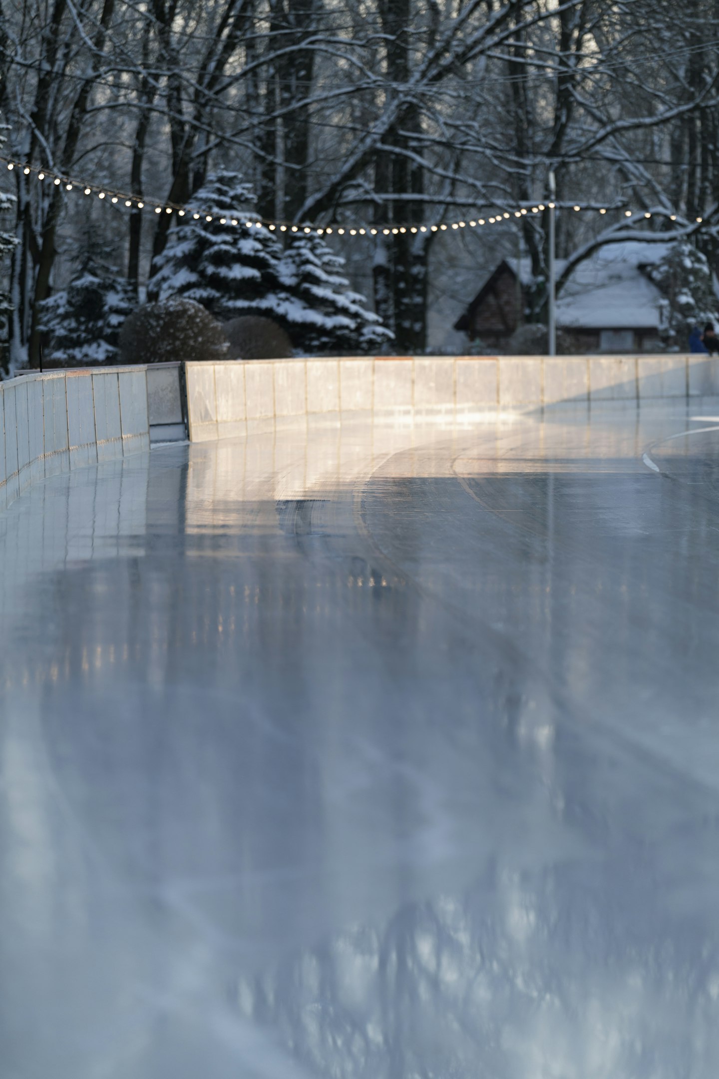 Winterliche Eisbahn mit Lichterketten als Symbolbild für die Kamener Winterwelt 2026