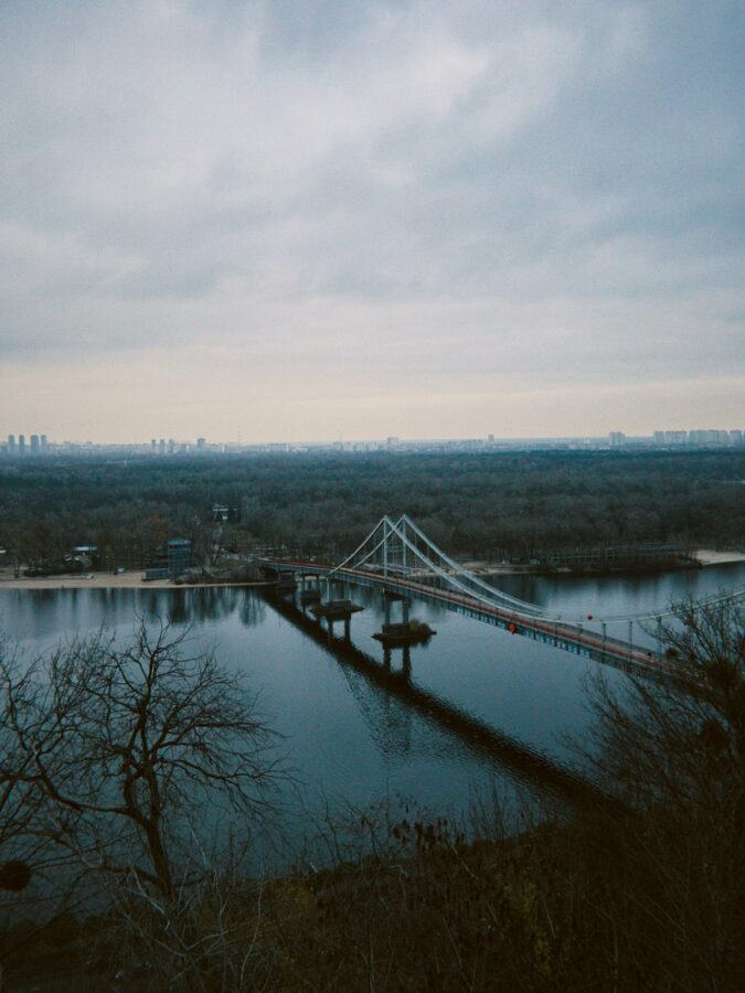 Fußgängerbrücke über einen Fluss, Symbolbild