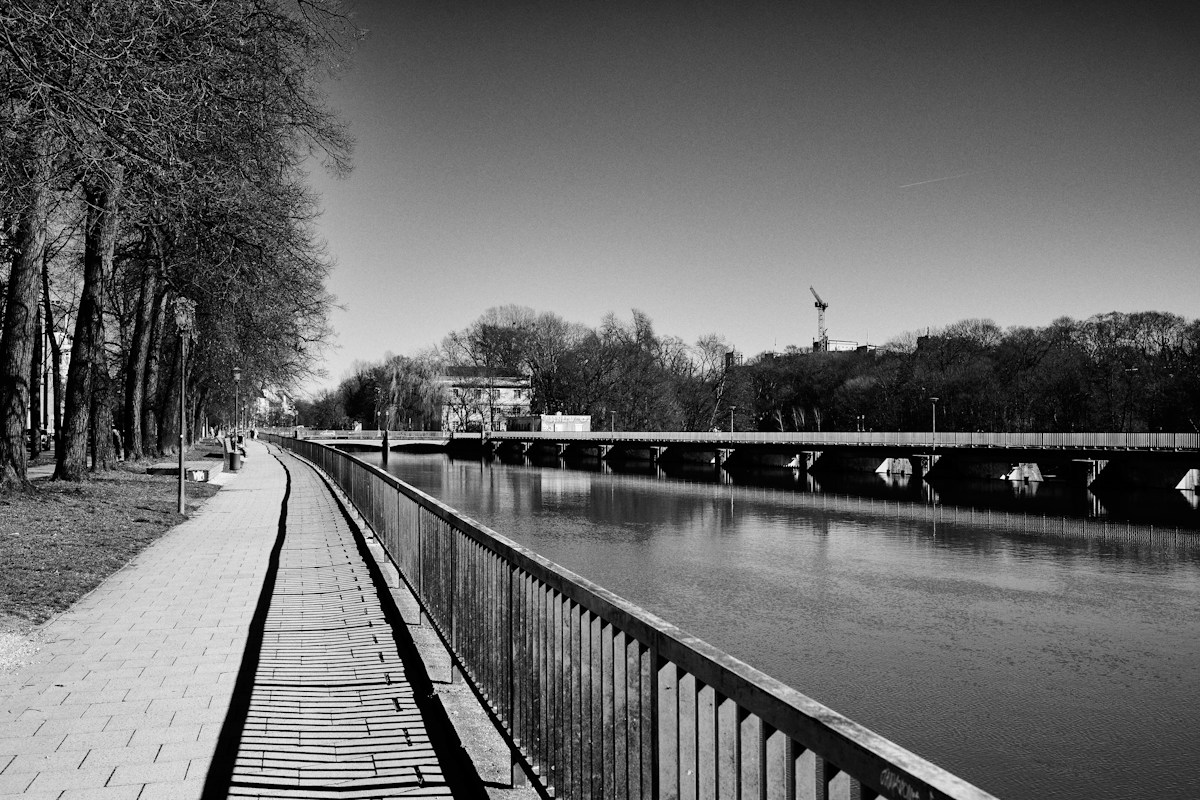 Flussweg mit Brücke in der Ferne, Symbolbild