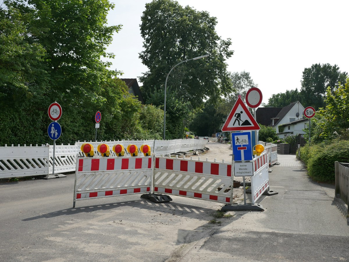 Straßensperrung mit Baustellenbaken, Symbolbild nicht aus Kamen