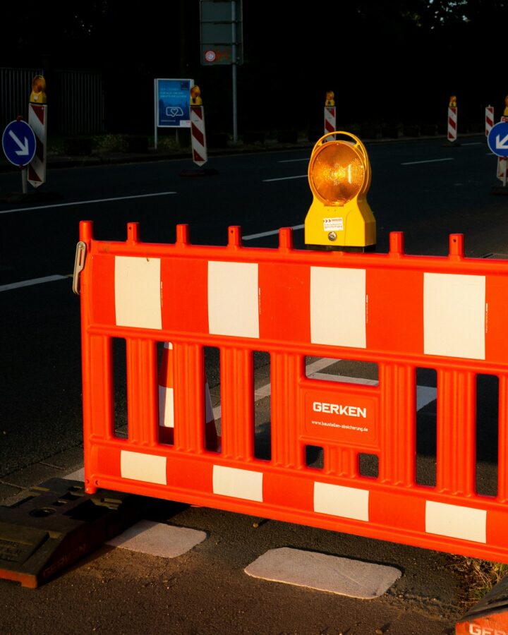 Baustellenabsperrung an einer Straße, Symbolbild nicht aus Kamen