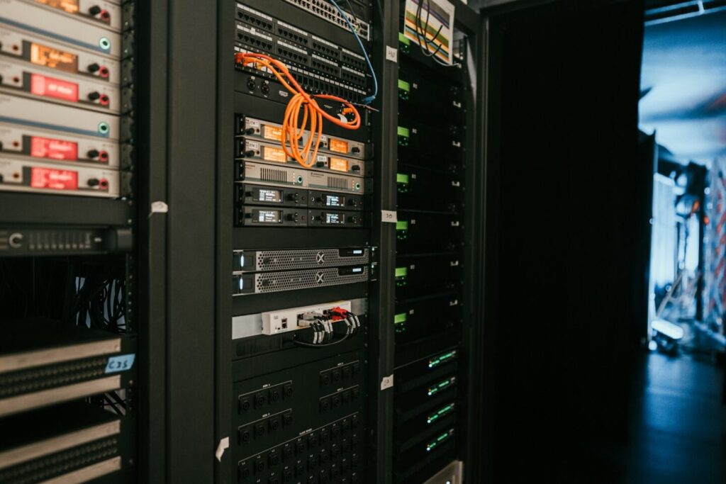 Server-Rack im Rechenzentrum – manche Hoster schränken derzeit vorsorglich Funktionen ein
