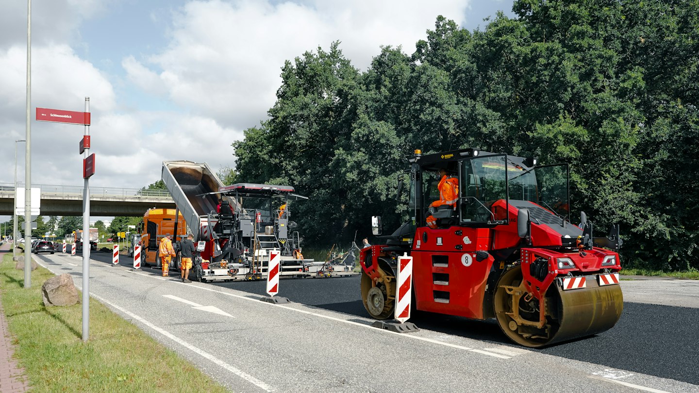 Straßenwalze bei Asphaltierungsarbeiten, Symbolbild