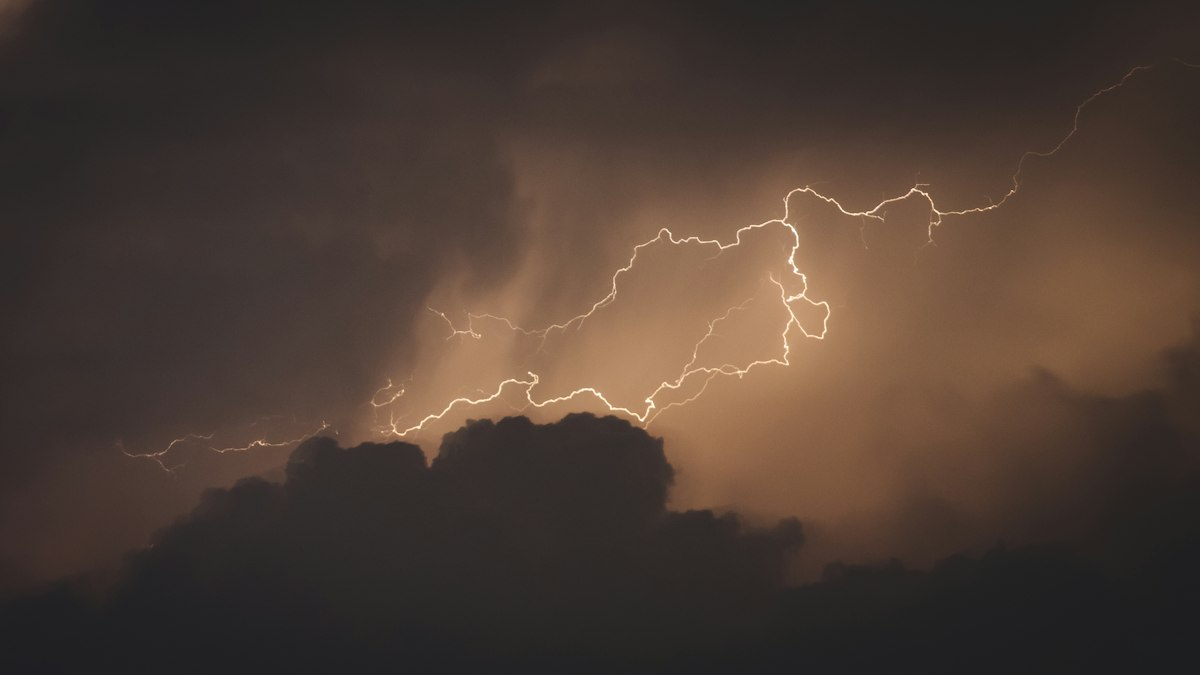 Blitz am nächtlichen Himmel