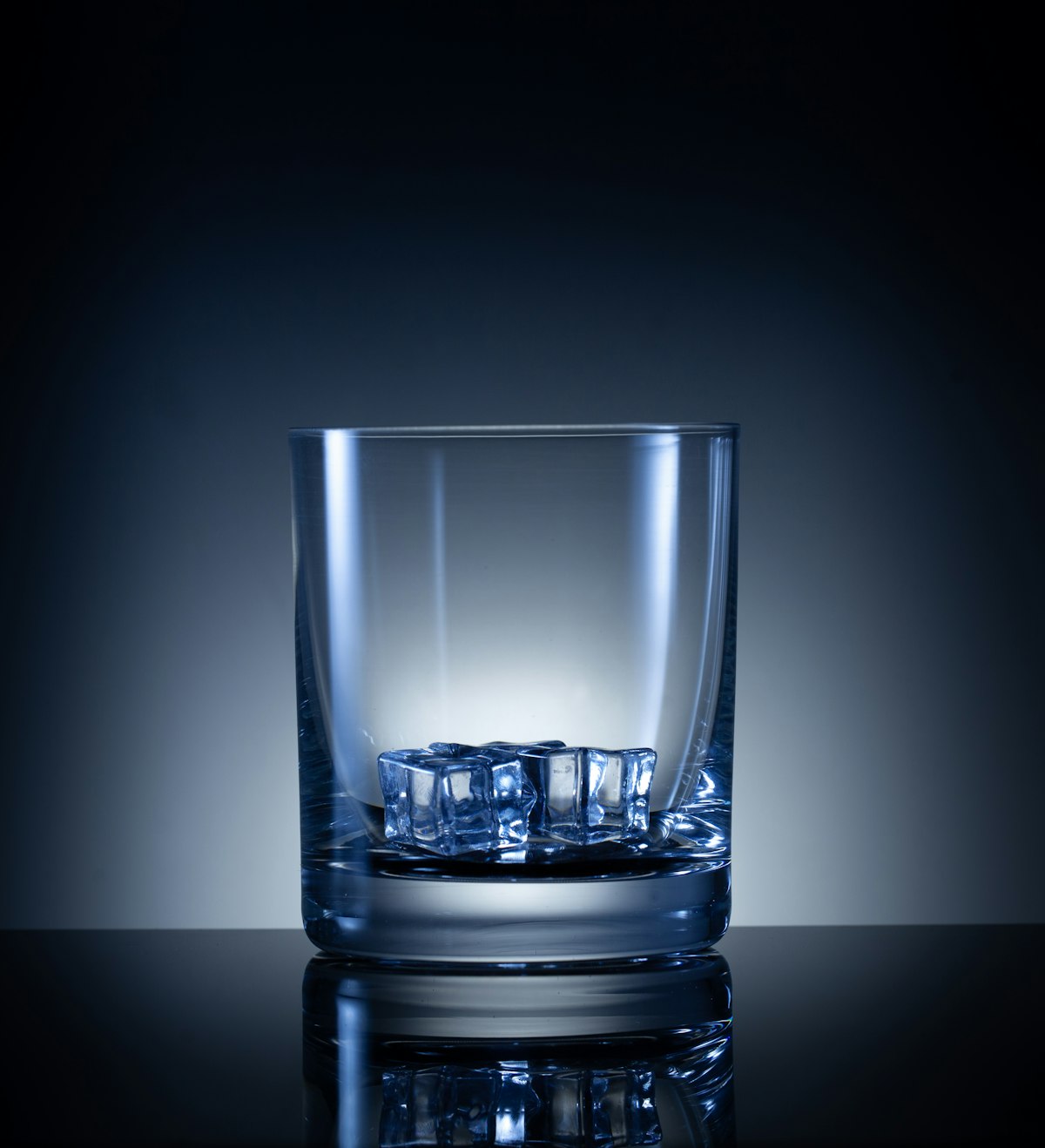 Eiswürfel in einem Glas Wasser als alltägliches Physikphänomen