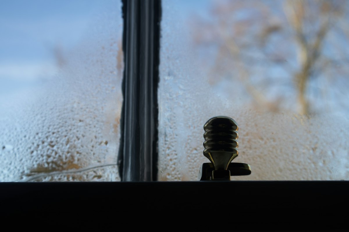 Wassertropfen auf einer beschlagenen Fensterscheibe