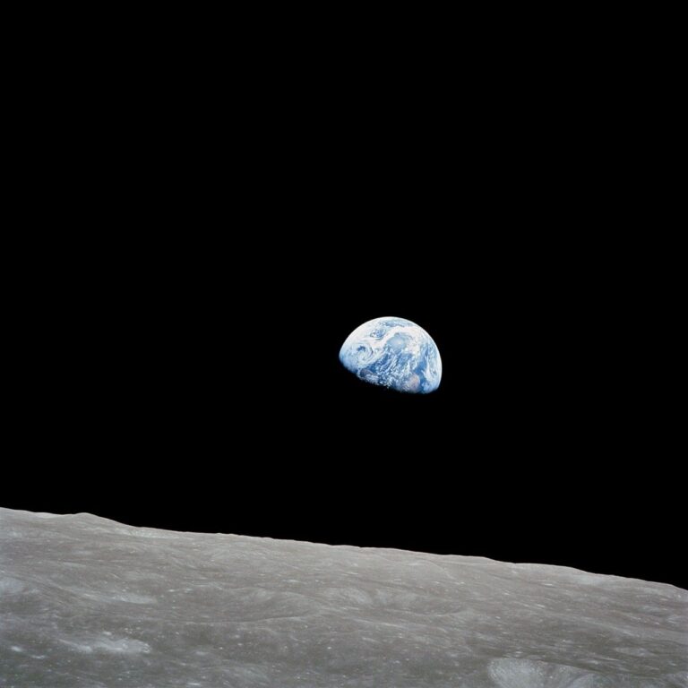 Die Erde über dem Mondhorizont, aufgenommen aus Apollo 8