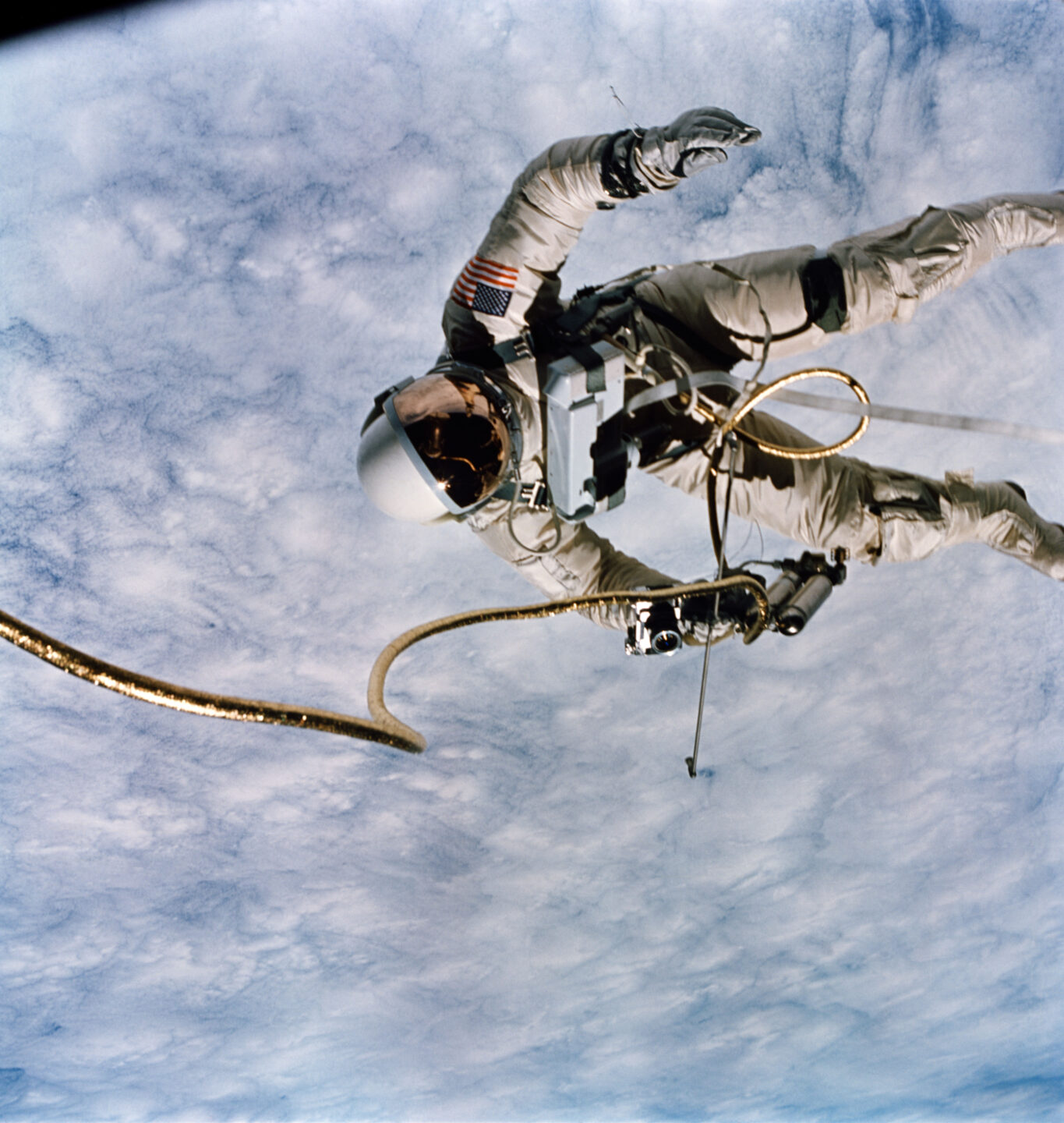 Astronaut beim Weltraumausstieg über der wolkenbedeckten Erde