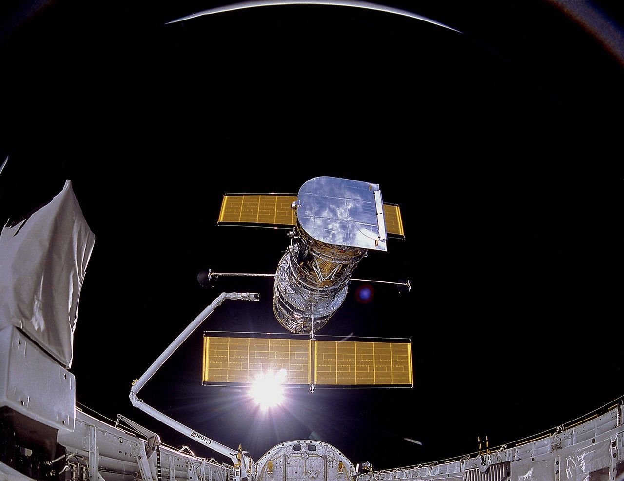 Weltraumteleskop beim Aussetzen im Orbit