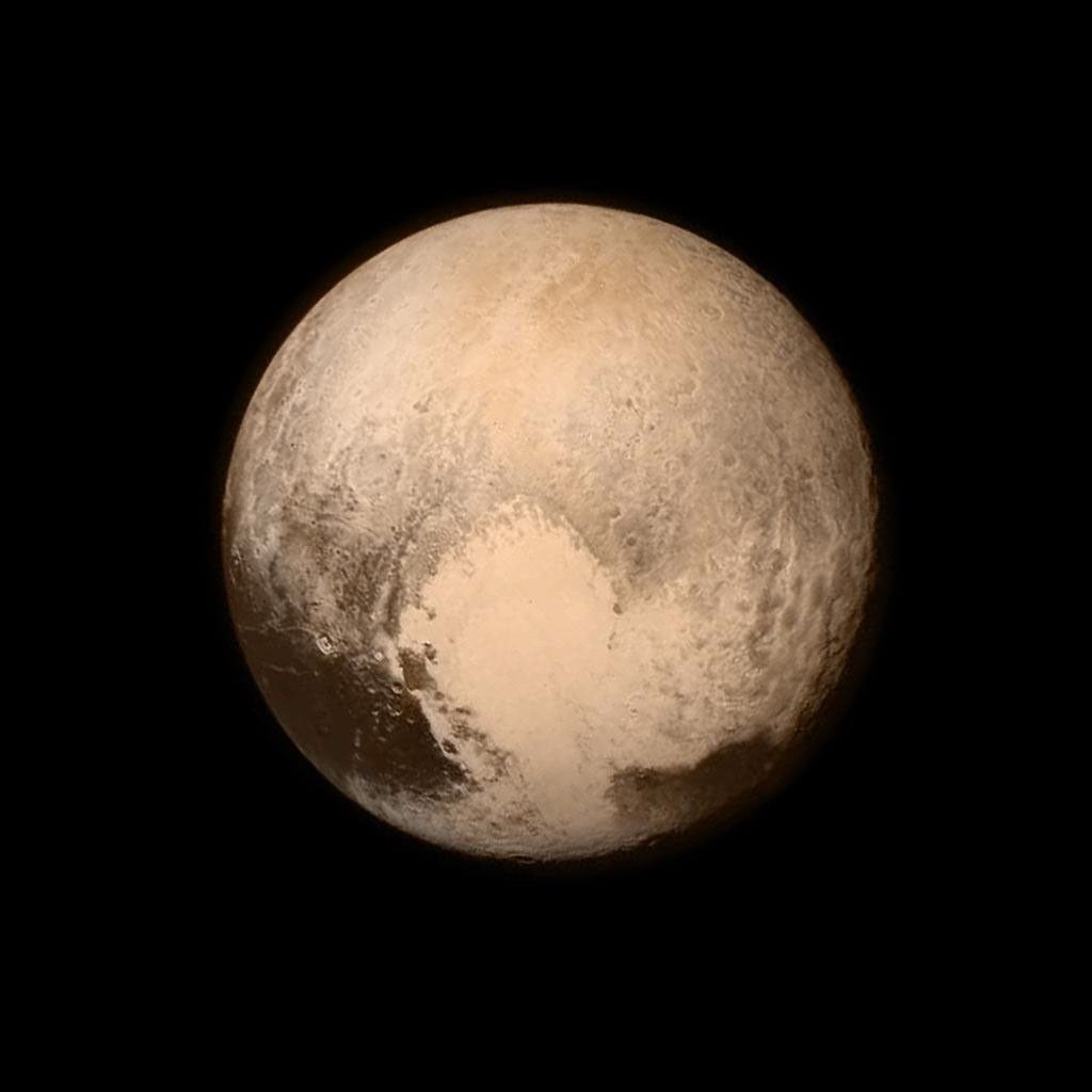 Detailreiche Aufnahme der Oberfläche eines fernen Zwergplaneten