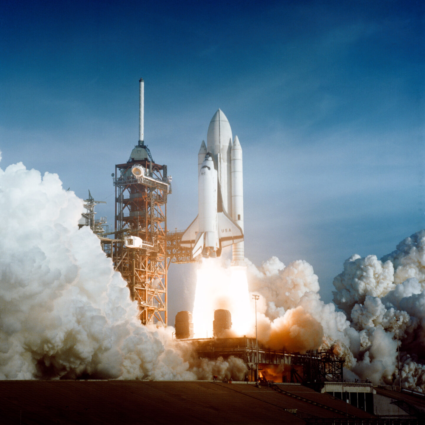 Das Space Shuttle Columbia startet mit Rauchwolken und hellen Triebwerksflammen