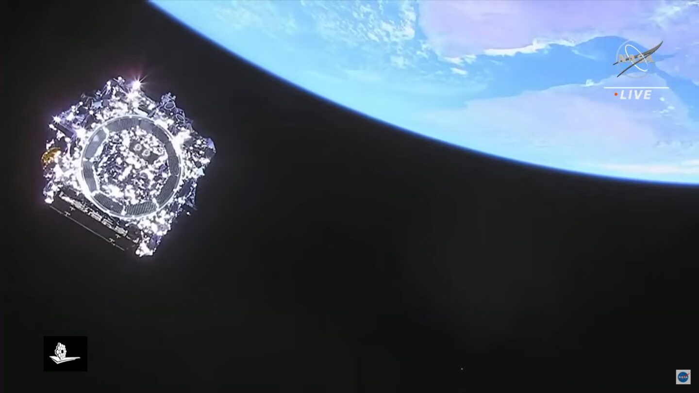 Die Unterseite des gefalteten James-Webb-Weltraumteleskops vor der Erde kurz nach der Trennung von der Trägerrakete