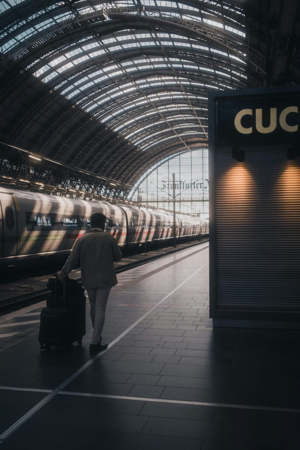 Reisender mit Koffer an einem Bahnhof – Symbolbild für die Fahrten im Seniorenprogramm