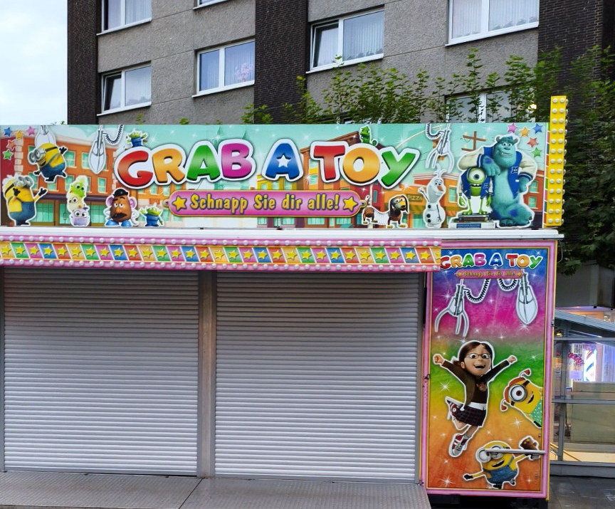 Noch geschlossener Grab-a-Toy-Spielstand beim Aufbau des Severinsmarkts 2026 in Kamen