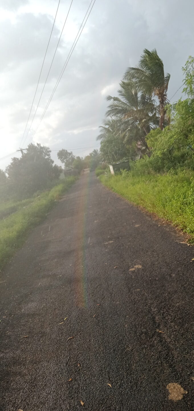 Regenbogen am Himmel nach einem Schauer