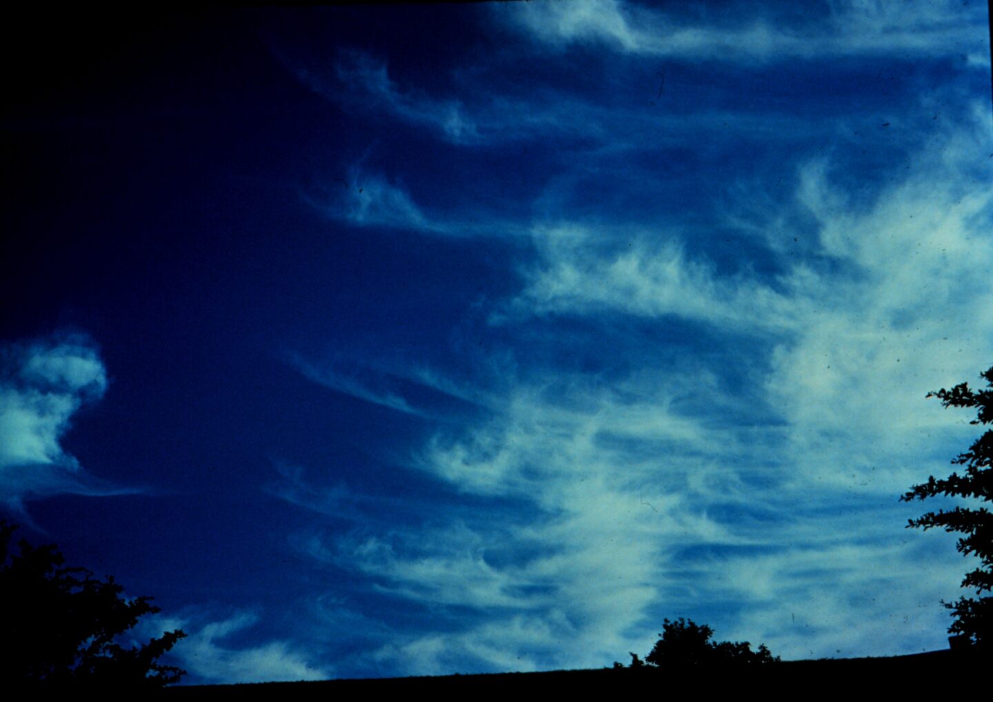 Feine federartige Wolken am blauen Himmel