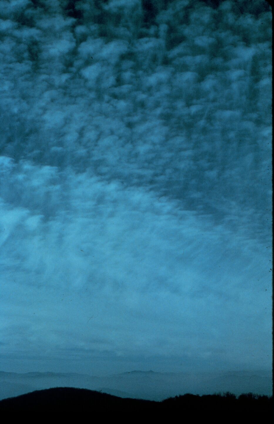 Fallstreifen unter einer Wolke