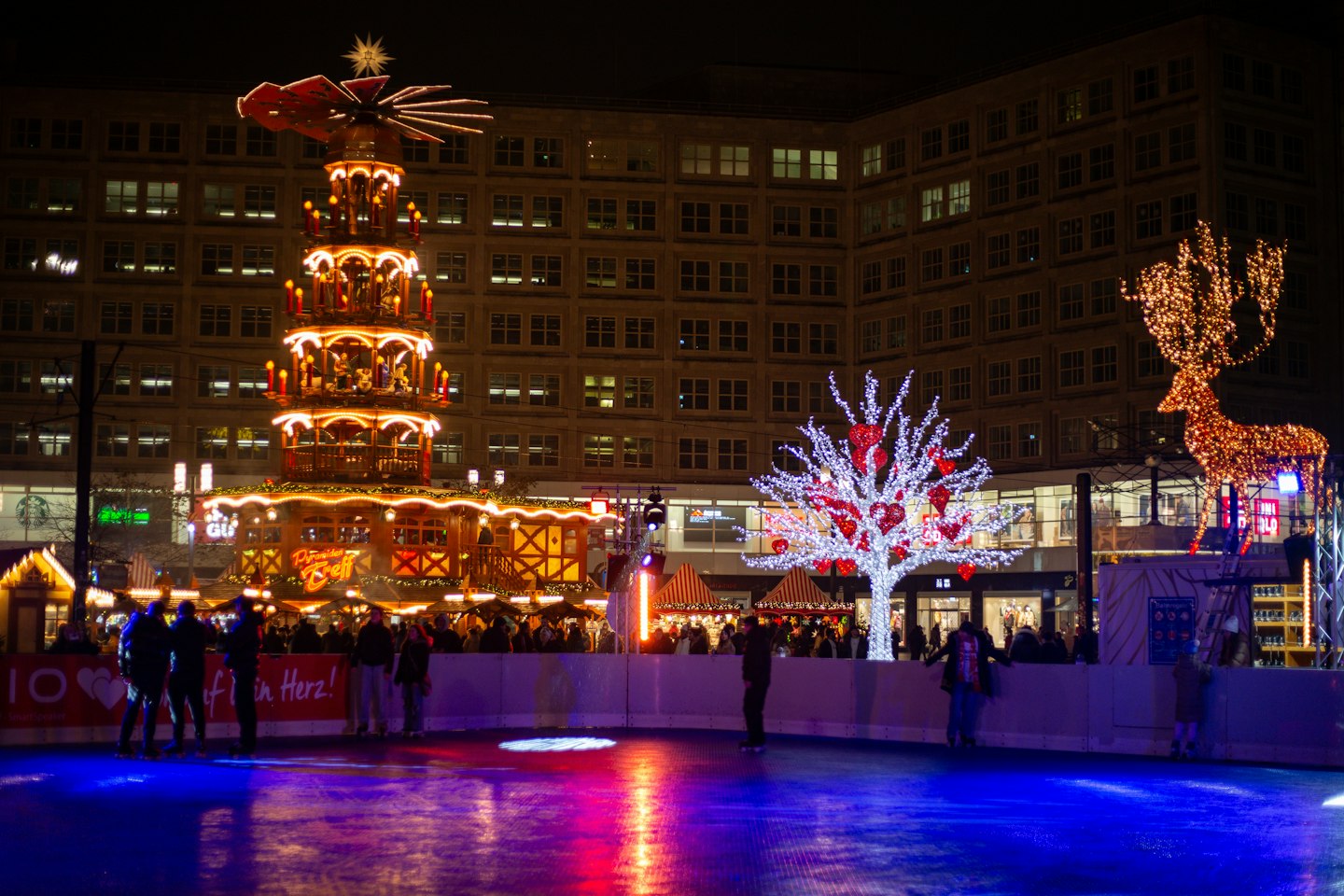 Festlich beleuchtete Eisbahn auf einem Weihnachtsmarkt als Symbolbild für die Kamener Winterwelt